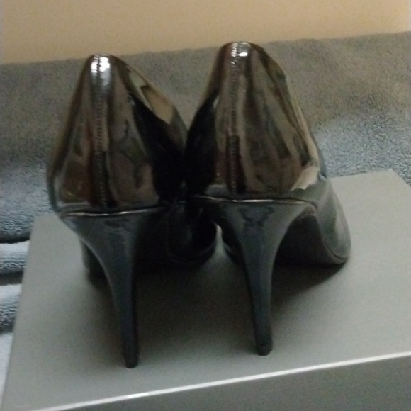 LC Lauren Conrad Patent Leather, metal Bow Heels, size 9 - Picture 3 of 7
